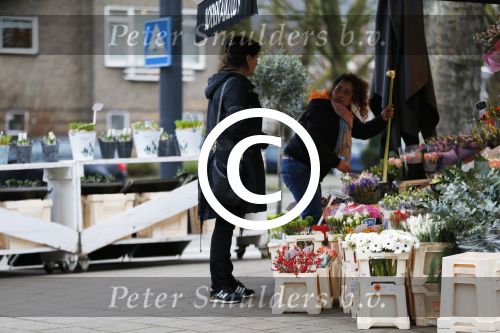 Amsterdam 5 januari 2016
Astrid Joosten koopt bloemen.