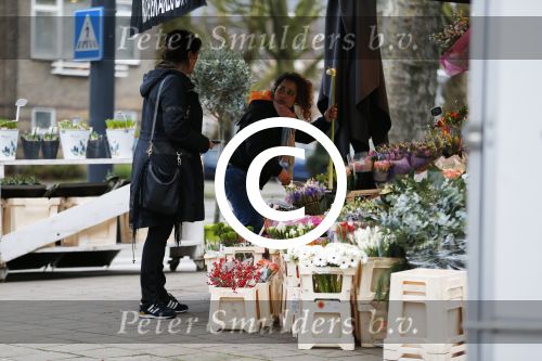 Amsterdam 5 januari 2016
Astrid Joosten koopt bloemen.