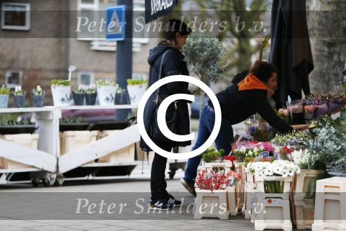 Amsterdam 5 januari 2016
Astrid Joosten koopt bloemen.