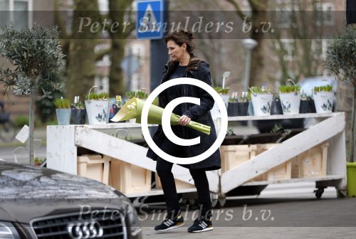 Amsterdam 5 januari 2016
Astrid Joosten koopt bloemen.