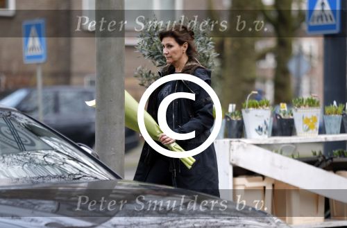 Amsterdam 5 januari 2016
Astrid Joosten koopt bloemen.