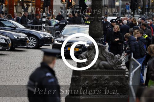 Amsterdam 2 december 2015
Koninklijke Familie bij uitreiking Prins Claus Prijs 2015 in het Koninklijk Paleis op de Dam. De Prins Claus Prijzen worden door het Prins Claus Fonds voor Cultuur en Ontwikkeling sinds 1997 jaarlijks toegekend aan kunstenaars, denkers en culturele organisaties. Aanwezig Koning Willem Alexander koningin Maxima Prins Constantijn Prinses Beatrix Prinses Laurentien en Prinses Mabel