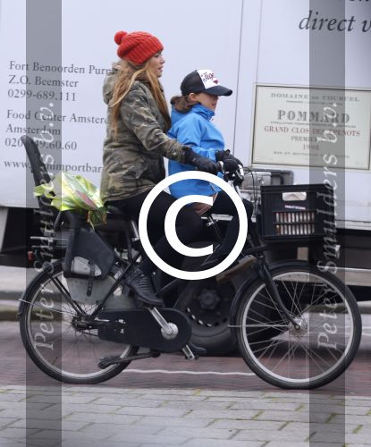 Amsterdam 6 januari 2016
Beertje v Beers met dochter op de fiets.