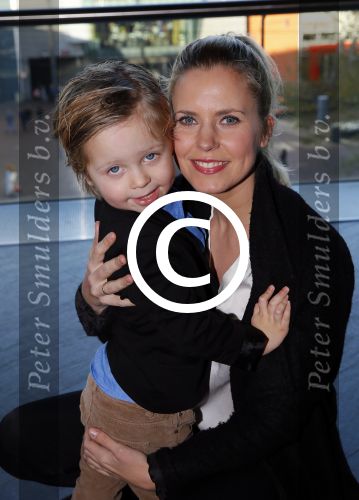Amsterdam 9 decmber 2015
Premiere Mega Mindy met oa Jim Bakkum en Frou Souffriau in pathe arena.
Jim met Bettina Berger en hun zoon.