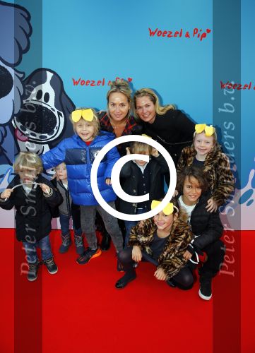 Amsterdam 17 januari 2016
Premiere Woezel en Pip in Tuschinski. Carlijn de Vries en Jorica Koppen met kinderen
