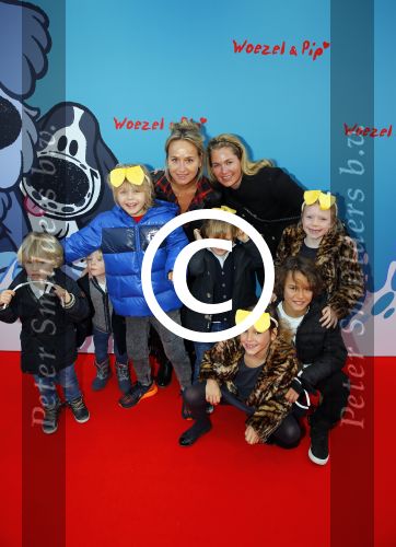 Amsterdam 17 januari 2016
Premiere Woezel en Pip in Tuschinski. Carlijn de Vries en Jorica Koppen met kinderen