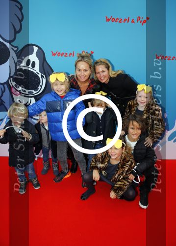 Amsterdam 17 januari 2016
Premiere Woezel en Pip in Tuschinski. Carlijn de Vries en Jorica Koppen met kinderen