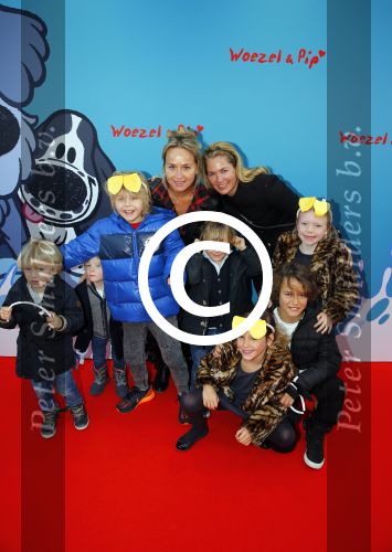 Amsterdam 17 januari 2016
Premiere Woezel en Pip in Tuschinski. Carlijn de Vries en Jorica Koppen met kinderen