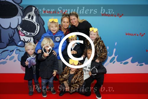 Amsterdam 17 januari 2016
Premiere Woezel en Pip in Tuschinski. Carlijn de Vries en Jorica Koppen met kinderen