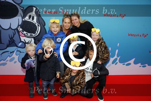 Amsterdam 17 januari 2016
Premiere Woezel en Pip in Tuschinski. Carlijn de Vries en Jorica Koppen met kinderen