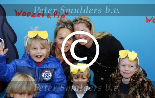 Amsterdam 17 januari 2016
Premiere Woezel en Pip in Tuschinski. Carlijn de Vries en Jorica Koppen met kinderen