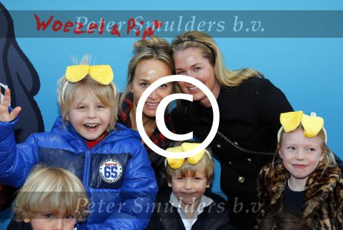 Amsterdam 17 januari 2016
Premiere Woezel en Pip in Tuschinski. Carlijn de Vries en Jorica Koppen met kinderen