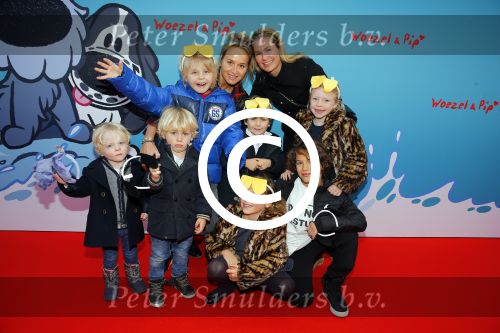 Amsterdam 17 januari 2016
Premiere Woezel en Pip in Tuschinski. Carlijn de Vries en Jorica Koppen met kinderen