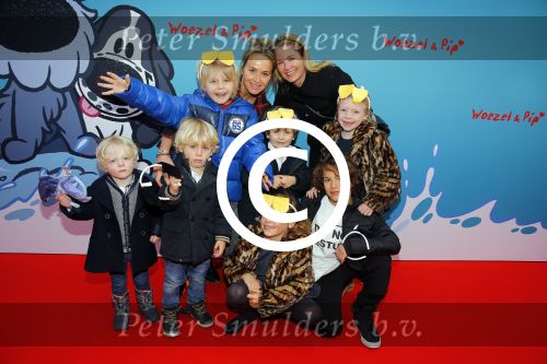 Amsterdam 17 januari 2016
Premiere Woezel en Pip in Tuschinski. Carlijn de Vries en Jorica Koppen met kinderen