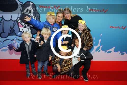 Amsterdam 17 januari 2016
Premiere Woezel en Pip in Tuschinski. Carlijn de Vries en Jorica Koppen met kinderen