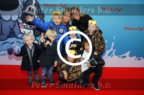 Amsterdam 17 januari 2016
Premiere Woezel en Pip in Tuschinski. Carlijn de Vries en Jorica Koppen met kinderen