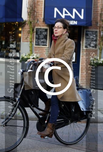 Amsterdam 4 december 2015
Carolien v d Bewrg op de fiets in Amsterdam