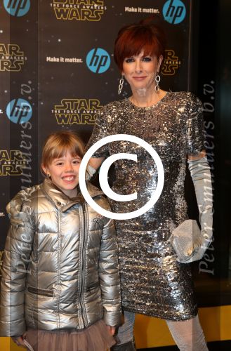Amsterdam, 15 December 2015
Premiere Star Wars
Chazia Mourali met haar zoontje