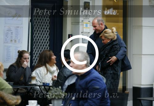 Amsterdam 9 januari 2016
Patty Brard op terras op de pc hooftstraat in gesprek met Connie Breukhoven en haar vriend Eugene v Dun