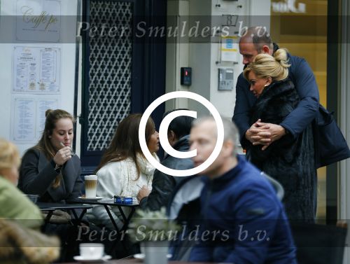 Amsterdam 9 januari 2016
Patty Brard op terras op de pc hooftstraat in gesprek met Connie Breukhoven en haar vriend Eugene v Dun