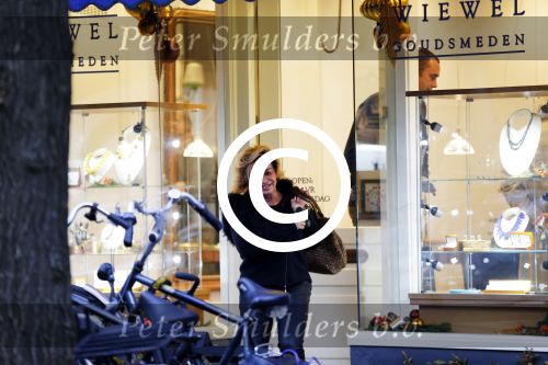 Amsterdam 15 december 2015 
Connie Breukhoven op bezoek bij een juwelier / edelsmid in Amsterdam zuid