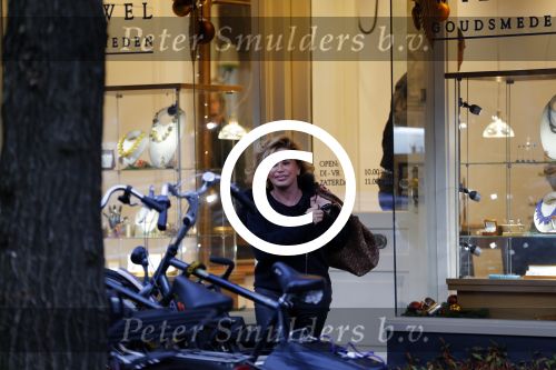 Amsterdam 15 december 2015 
Connie Breukhoven op bezoek bij een juwelier / edelsmid in Amsterdam zuid