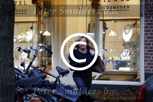 Amsterdam 15 december 2015 
Connie Breukhoven op bezoek bij een juwelier / edelsmid in Amsterdam zuid