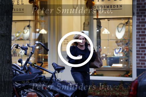 Amsterdam 15 december 2015 
Connie Breukhoven op bezoek bij een juwelier / edelsmid in Amsterdam zuid