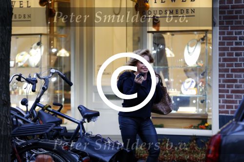 Amsterdam 15 december 2015 
Connie Breukhoven op bezoek bij een juwelier / edelsmid in Amsterdam zuid