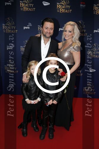 Scheveningen 13 december 2015
Premiere Beauty & the beast in het circustheater.
Dennis Weening met vrouw en dochters