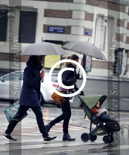 Amsterdam 14 januari 2016
Doutzen Kroes met haar man Sunnery James en zoontje in de regen onder de paraplu.