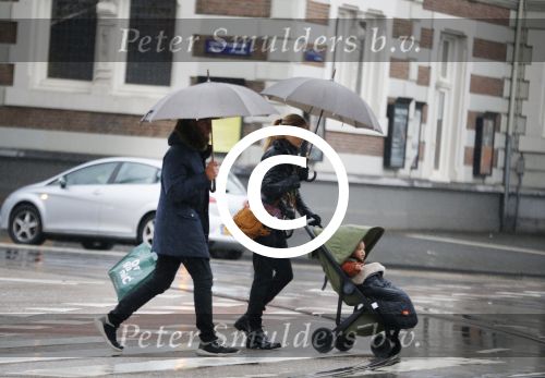 Amsterdam 14 januari 2016
Doutzen Kroes met haar man Sunnery James en zoontje in de regen onder de paraplu.