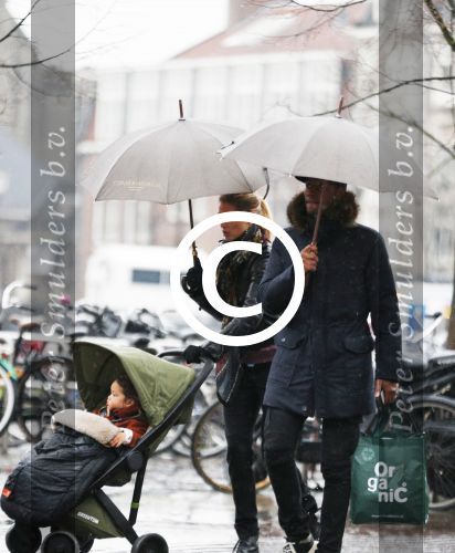 Amsterdam 14 januari 2016
Doutzen Kroes met haar man Sunnery James en zoontje in de regen onder de paraplu.