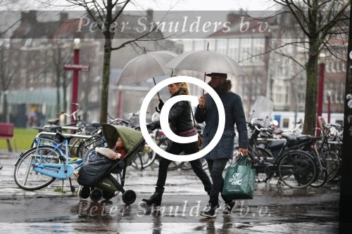 Amsterdam 14 januari 2016
Doutzen Kroes met haar man Sunnery James en zoontje in de regen onder de paraplu.