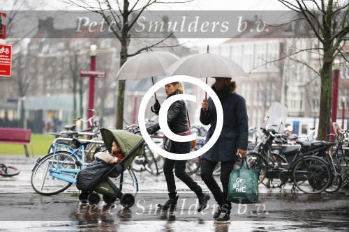 Amsterdam 14 januari 2016
Doutzen Kroes met haar man Sunnery James en zoontje in de regen onder de paraplu.