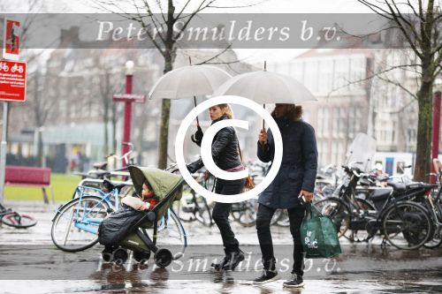Amsterdam 14 januari 2016
Doutzen Kroes met haar man Sunnery James en zoontje in de regen onder de paraplu.