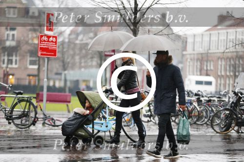 Amsterdam 14 januari 2016
Doutzen Kroes met haar man Sunnery James en zoontje in de regen onder de paraplu.