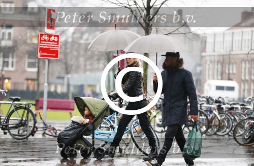 Amsterdam 14 januari 2016
Doutzen Kroes met haar man Sunnery James en zoontje in de regen onder de paraplu.