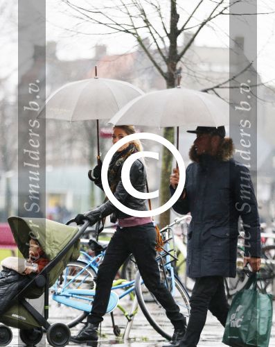 Amsterdam 14 januari 2016
Doutzen Kroes met haar man Sunnery James en zoontje in de regen onder de paraplu.