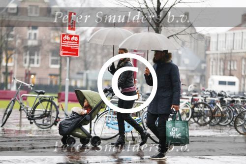 Amsterdam 14 januari 2016
Doutzen Kroes met haar man Sunnery James en zoontje in de regen onder de paraplu.