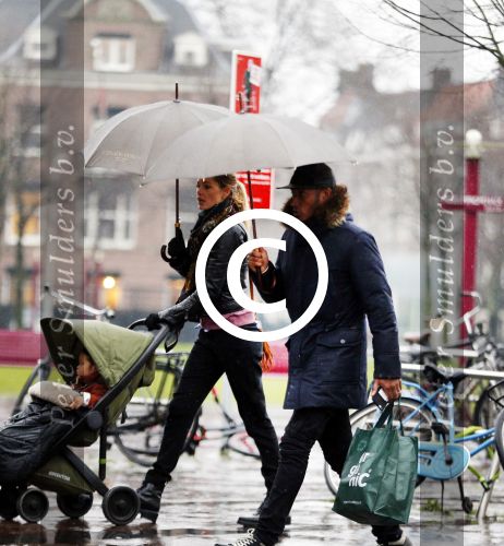 Amsterdam 14 januari 2016
Doutzen Kroes met haar man Sunnery James en zoontje in de regen onder de paraplu.