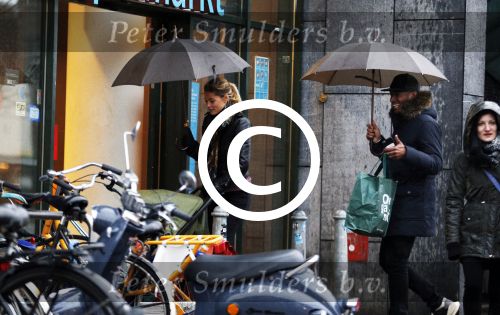 Amsterdam 14 januari 2016
Doutzen Kroes met haar man Sunnery James en zoontje in de regen onder de paraplu.