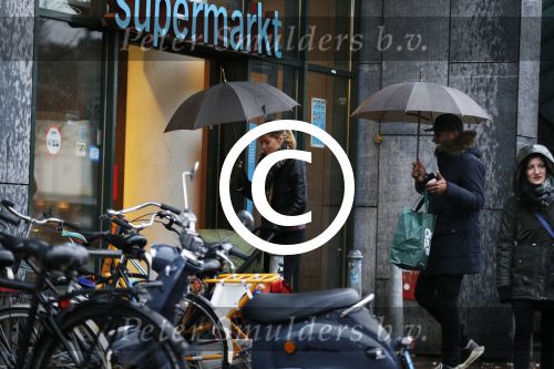 Amsterdam 14 januari 2016
Doutzen Kroes met haar man Sunnery James en zoontje in de regen onder de paraplu.