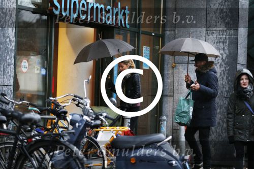Amsterdam 14 januari 2016
Doutzen Kroes met haar man Sunnery James en zoontje in de regen onder de paraplu.