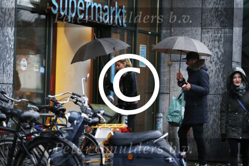 Amsterdam 14 januari 2016
Doutzen Kroes met haar man Sunnery James en zoontje in de regen onder de paraplu.