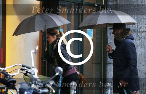 Amsterdam 14 januari 2016
Doutzen Kroes met haar man Sunnery James en zoontje in de regen onder de paraplu.