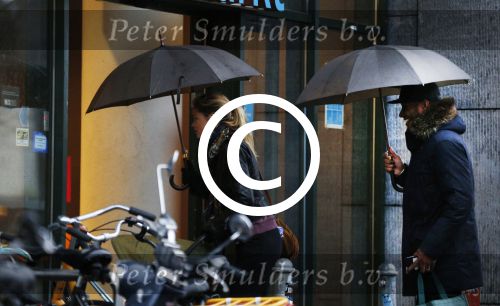 Amsterdam 14 januari 2016
Doutzen Kroes met haar man Sunnery James en zoontje in de regen onder de paraplu.