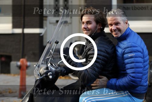 Amsterdam 4 december 2015 
Dries Roelvink met zijn zoon Donnie op de vespa scooter
