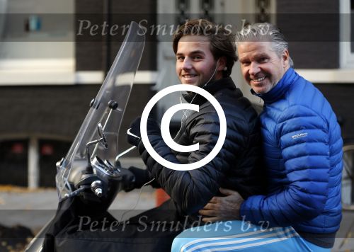 Amsterdam 4 december 2015 
Dries Roelvink met zijn zoon Donnie op de vespa scooter