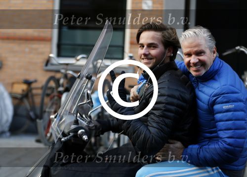 Amsterdam 4 december 2015 
Dries Roelvink met zijn zoon Donnie op de vespa scooter